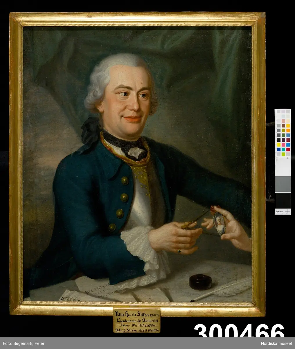 Porträtt av en man klädd i uniform sittande vid ett bord. Midjebild, fas höger.
