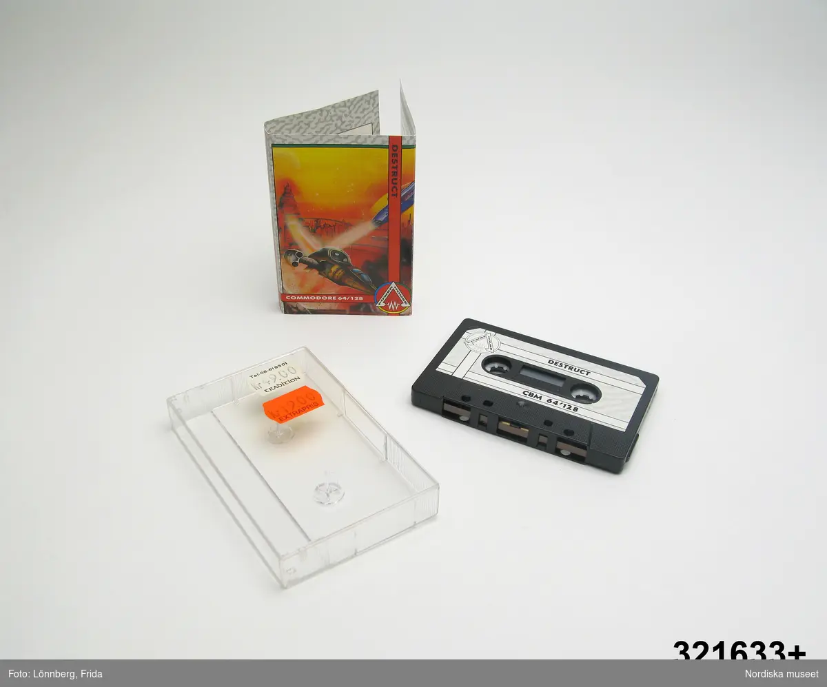 Inventering Sesam 1996-1999:
Fodral L 10,7 cm, B 6,5 cm, H 1,7 cm
L kassettband 10 cm
Kassettband med fodral av hårdplast och omslag av papper.
Rektangulärt fodral av genomskinlig plast. Två prislappar på locket. vit "Tel 08-61 93 01 / Kr 49.00 / TRADITION", och r¿d prislapp "Kr 19.00 / EXTRAPRIS".
Kassettband av svart plast med grå pappersetiketter. Text "POWERE HOUSE / DESTRUCT / CBM 64'128"
Pappersomslaget (som sitter innanf¿r plastfordralet) med bild på tvårymdskepp (tecknat), text på bägge sidor om hur spelet går till och om programmeraren. Ex på text "COMMODORE 64/128, POWER HOUSE". På insidan "PROGRAMMER PROFILE, Clark John Denham / age 18". ISBN nr 9  781852 881085.
Spelet går ut på att f¿rs¿ka skjuta ner fiender och andra farligheter som f¿rs¿ker inta din planet. När man lyckats blir man uppflyttade till en h¿gre nivå. 
Spelet tillverkat av Powerhouse Publishing Ltd och konstruerat av Clark John Denham (18 år).
Vid spel kopplades tangentbordet till en vanlig TV, en bandspelare, i vilken kassettbandet stoppades, och en transformator, ev även till joy stick.
Har brukats av Axel Brundin (f¿dd 1977) tillsammans med nedanstående f¿remål.
Dataspel och tillh¿rande f¿remål; Tangentbord ivn.nr 321.617 kassettbandspelare inv.nr 321.618, transformator inv.nr 321.619, Kassettväska med kasettband med olika dataspel inv.nr 321.620:1-24, tre joy sticks inv.nr 321.621 och 321.622, skokartong inv.nr 321.623 (i vilken kassettband f¿rvarades)  och Kassettband med spel 321.624-321.639
Instruktionsb¿cker, band- och kundf¿rteckning finns på arkivet.
Bilaga
EB 1995 [=Elisabet Brundin]
Leif Wallin 1998
