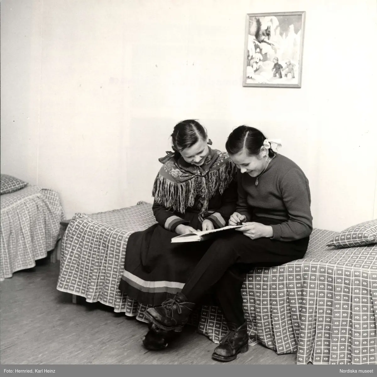 Nomadskolan i Gällivare, Lappland. Interiör från ett rum där två flickor sitter på sängkant och läser