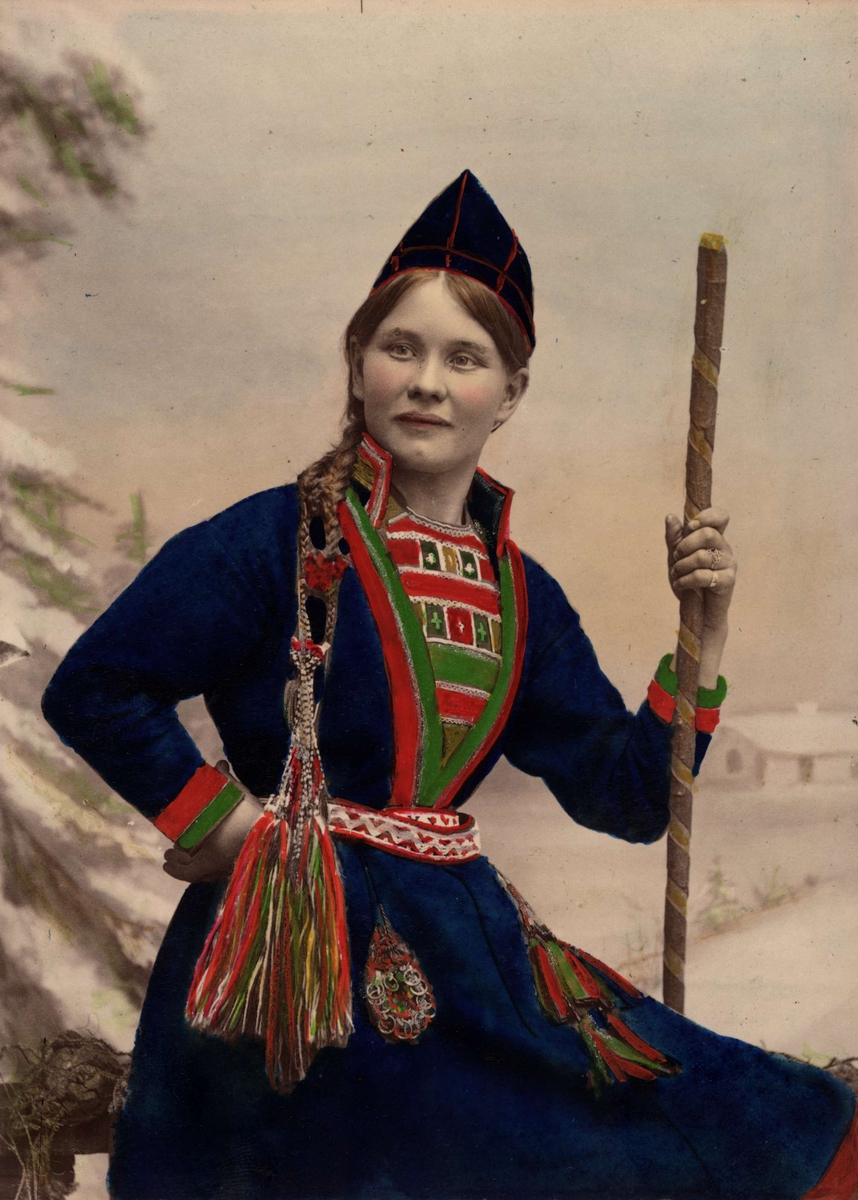 Kvinna i samisk dräkt. Ateljéfotografi, handkolorerat. Inga Åren, Frostviken, Lappland.
