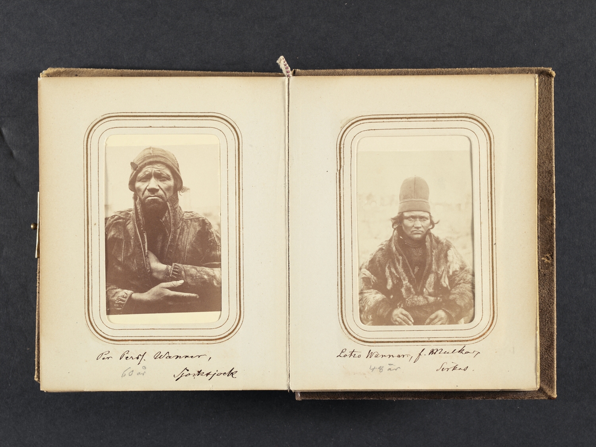Porträtt av Lotso Vannar f. Mulka, 48 år, Sirkas Sameby. Ur Lotten von Dübens fotoalbum med motiv från den etnologiska expedition till Lappland som leddes av hennes make Gustaf von Düben 1868.