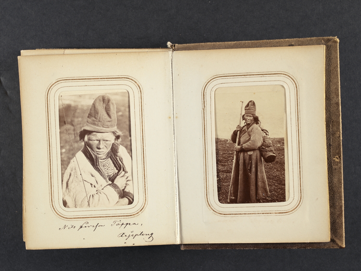 Porträtt av Nils Persson Tappa, Arjeplog. Ur Lotten von Dübens fotoalbum med motiv från den etnologiska expedition till Lappland som leddes av hennes make Gustaf von Düben 1868.