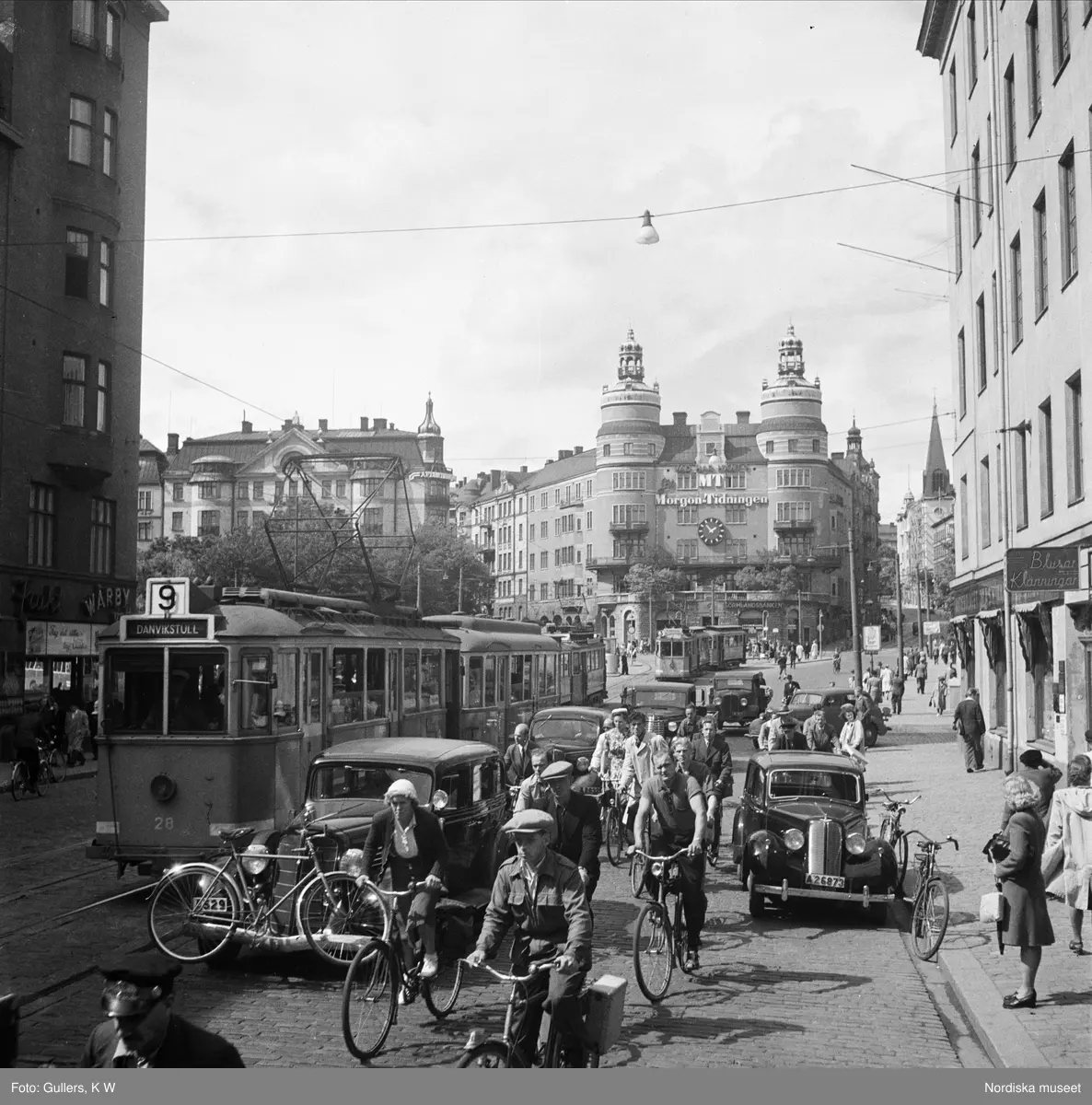 T&auml;t trafik p&aring; Vasagatan, Stockholm. Norra Bantorget i bakgrunden.