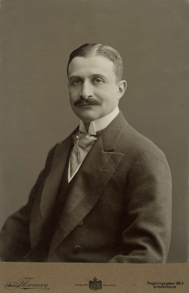 Josef Sachs, 1872-1949, köpman,  VD i Nordiska Kompaniet 1902-37, vice ordförande i styrelsen 1933-44, därefter ordförande. 