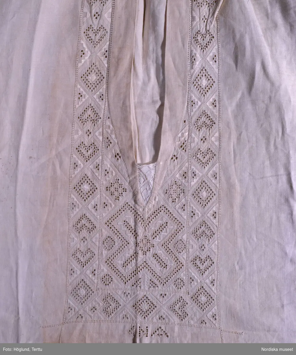 Brudgumsskjorta, med broderad märkning "A N D", från Ingesltorp socken, Skåne. Detalj av halsringningen. Inv.nr NM.0026741.