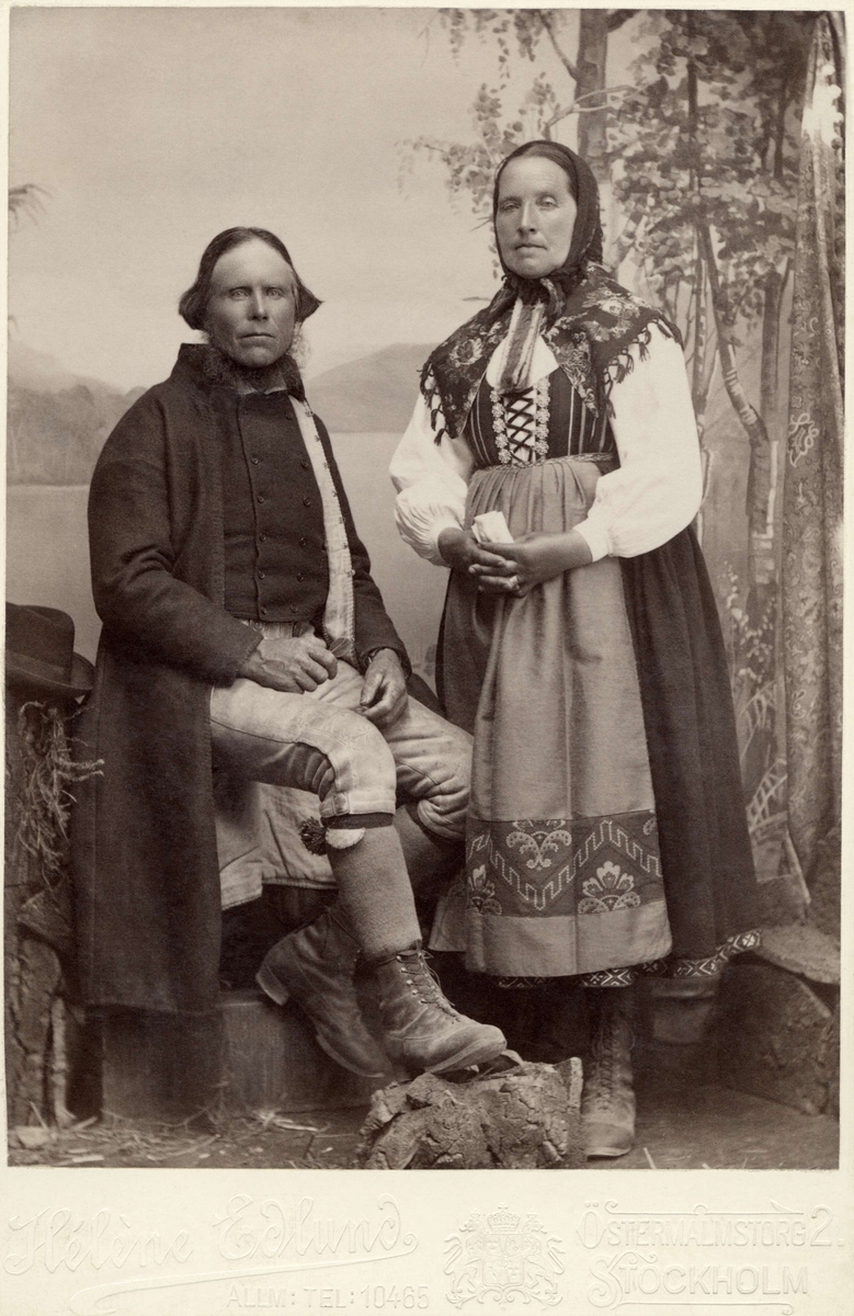 "Från utställningen tagen 1897." Ett par poserar i folkdräkter