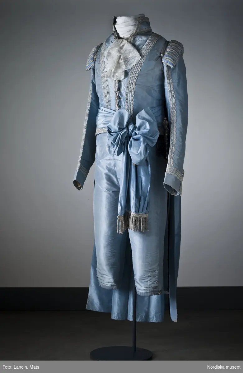 "Gustav III:s hovdräkt". Hovdräkt i siden och silke, broderad. Nordiska museet inv.nr 99107.