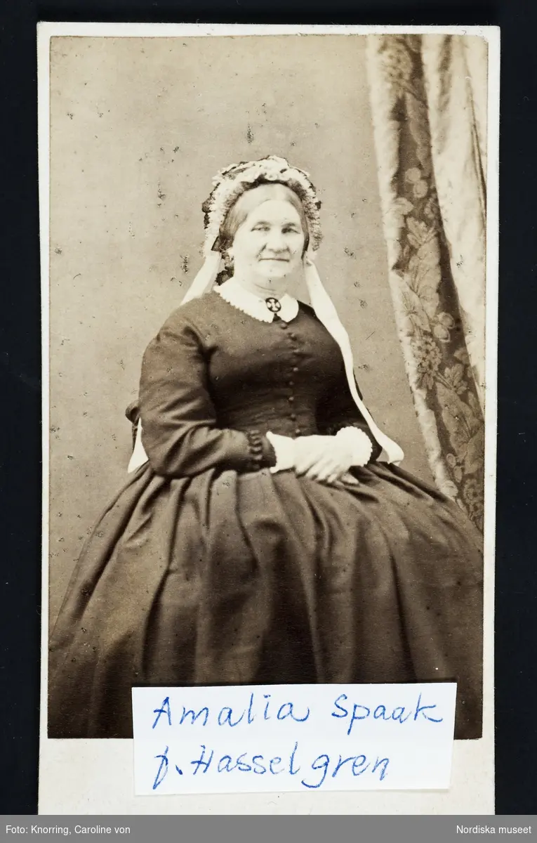 Porträtt av kvinna, Amalia Spaak, född Hasselgren.
Visitkort ur Anna Mobergs familjealbum.