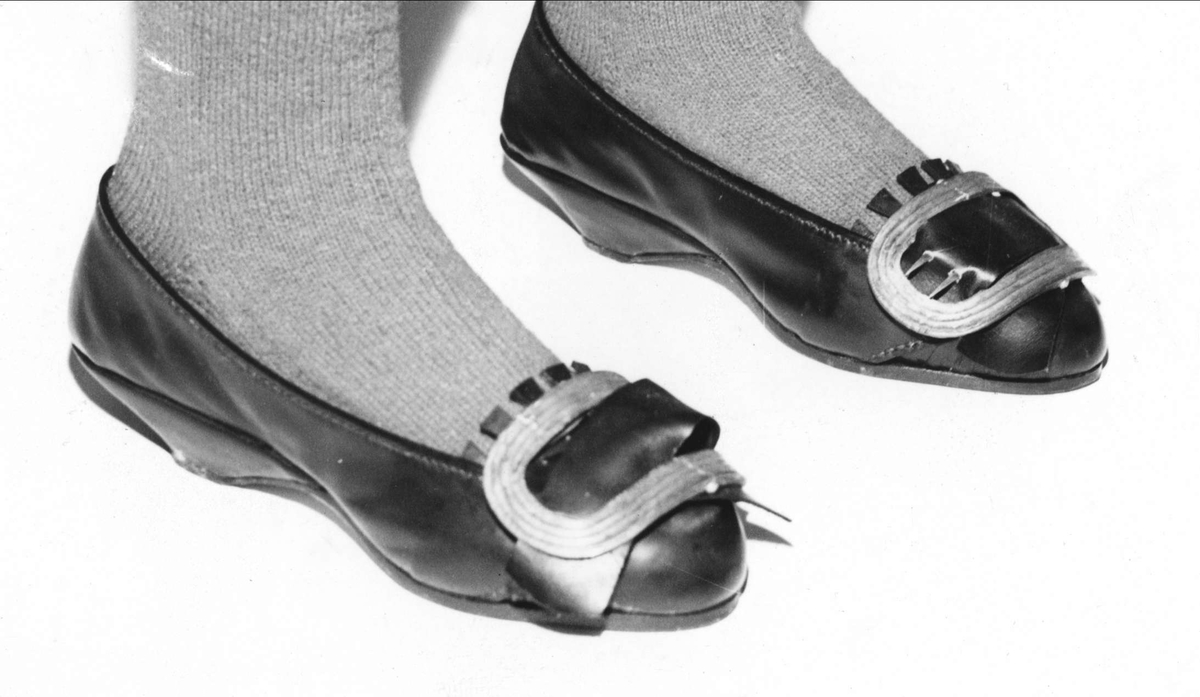 Skor av svart läder med silverspännen (UM10196).