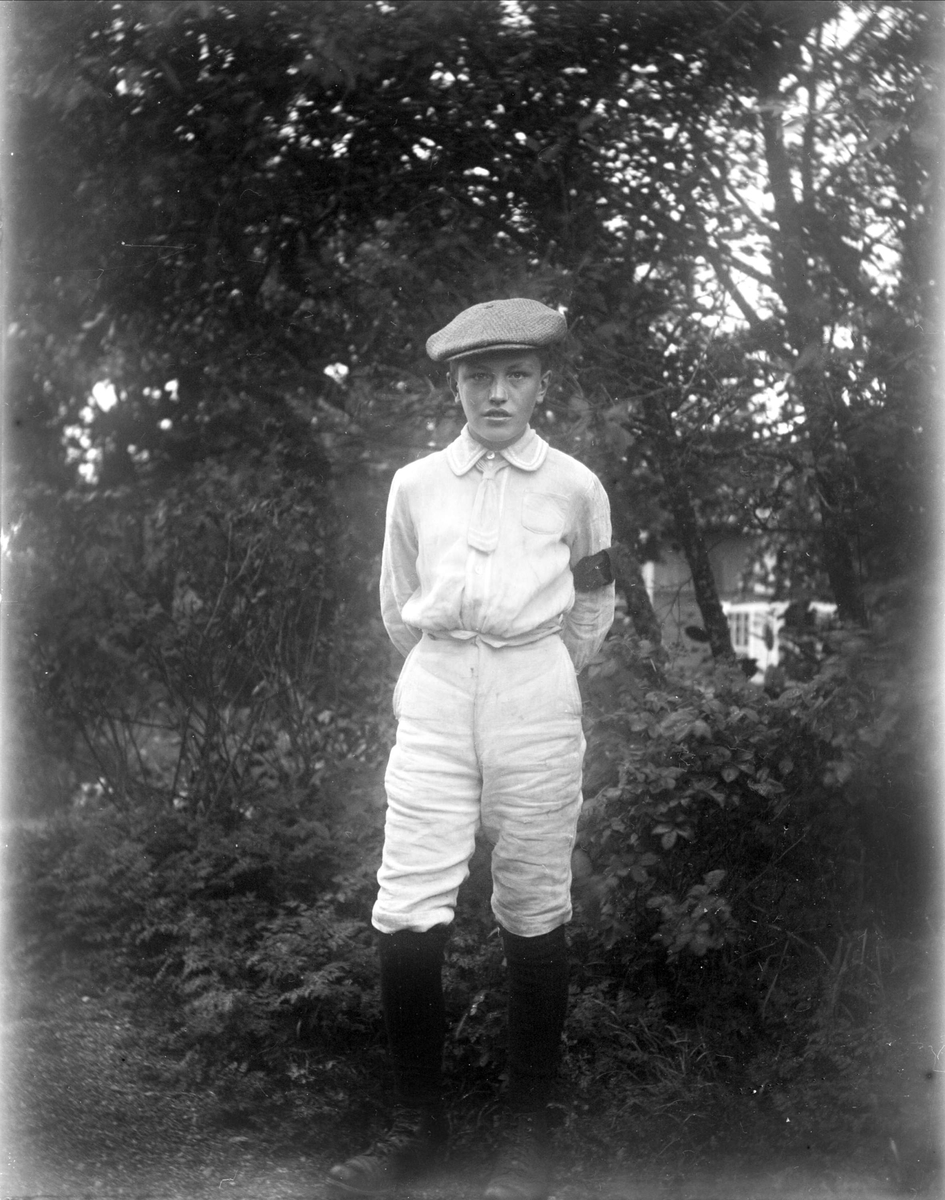 "Gustaf Hagman stående ensam", Vallby, Torstuna socken, Uppland 1919