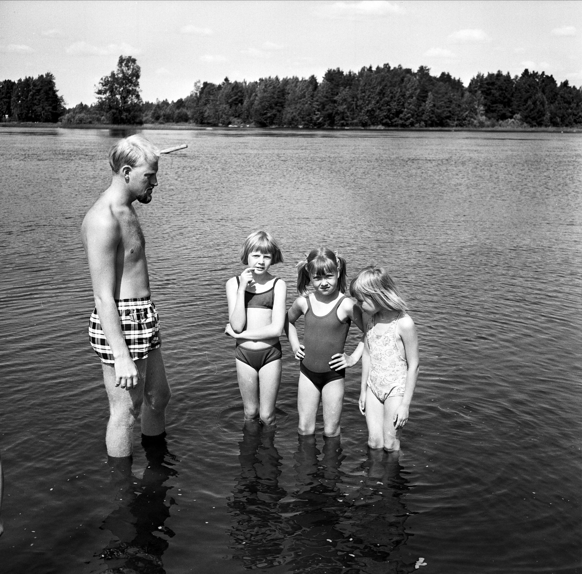 Simläraren Rolf Lindberg med elever vid Dalälvens strand