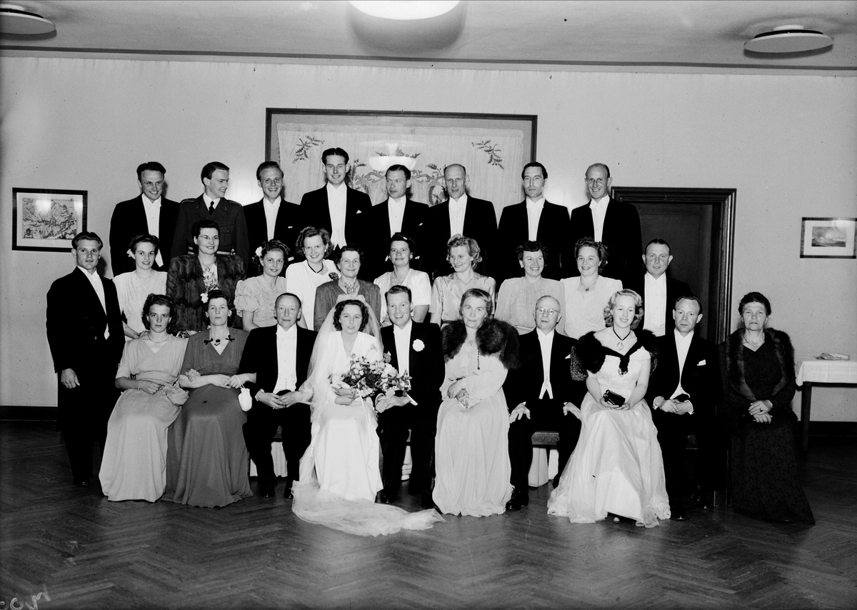 Bröllop - grupporträtt med brudpar, Uppsala 1947