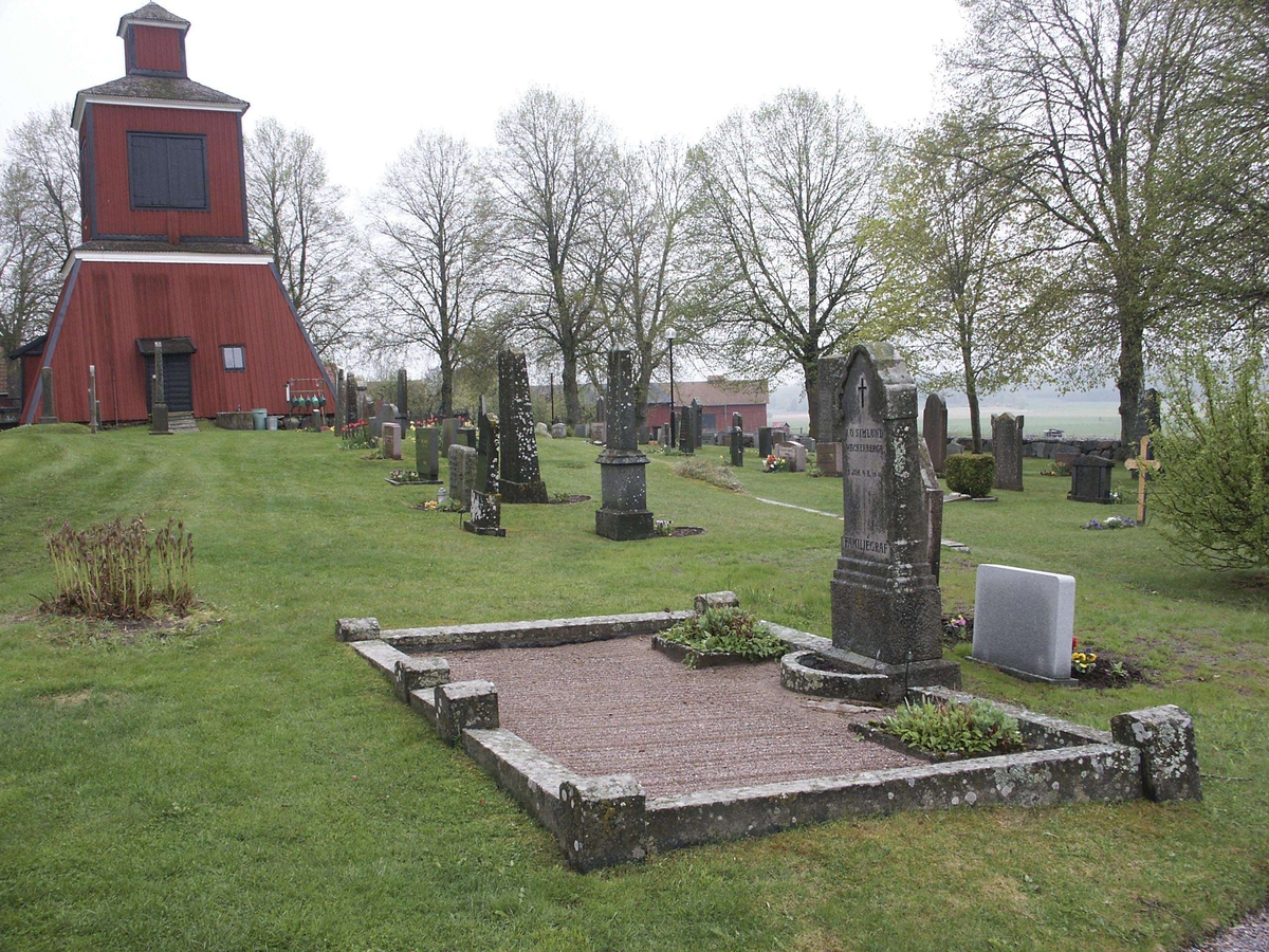 Kyrkogården vid Husby-Långhundra kyrka, Husby-Långhundra socken, Uppland 2006