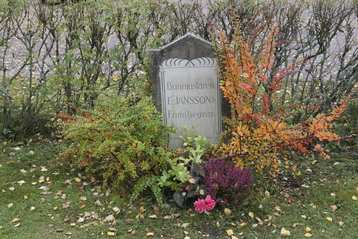 Gravsten på kyrkogården vid Marma kyrka, Marma, Älvkarleby socken, Uppland 2008
