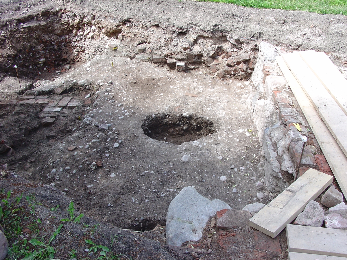 Undersökning vid Riddartorget, Sankt Eriks kapell. I en nedgrävning innanför den norra muren återfanns resterna av en förvaringskista. Uppsala 2004