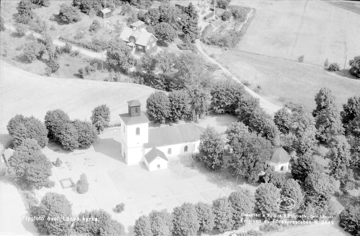 Flygfoto över Låssa kyrka, Låssa socken, Uppland 1947
