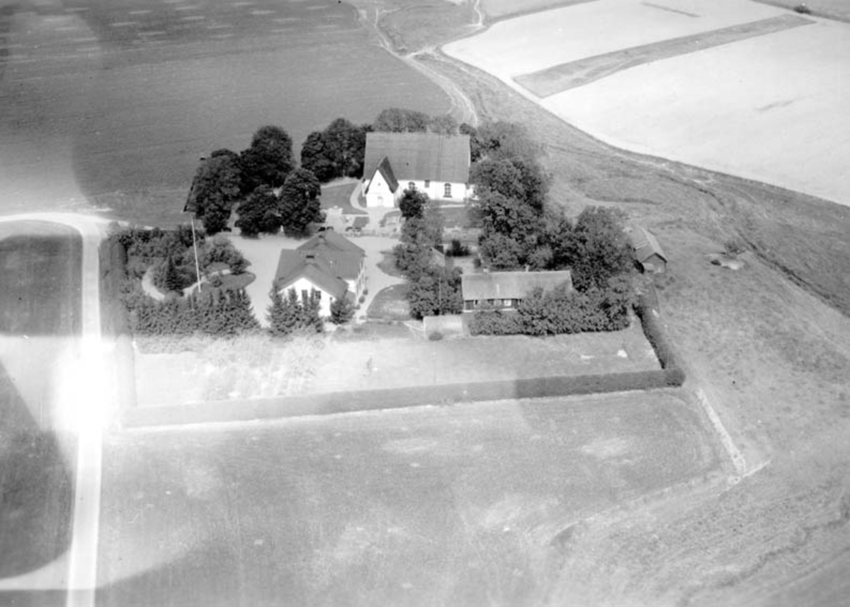 Flygfoto över Långtora kyrka och skola, Långtora socken, Uppland 1947