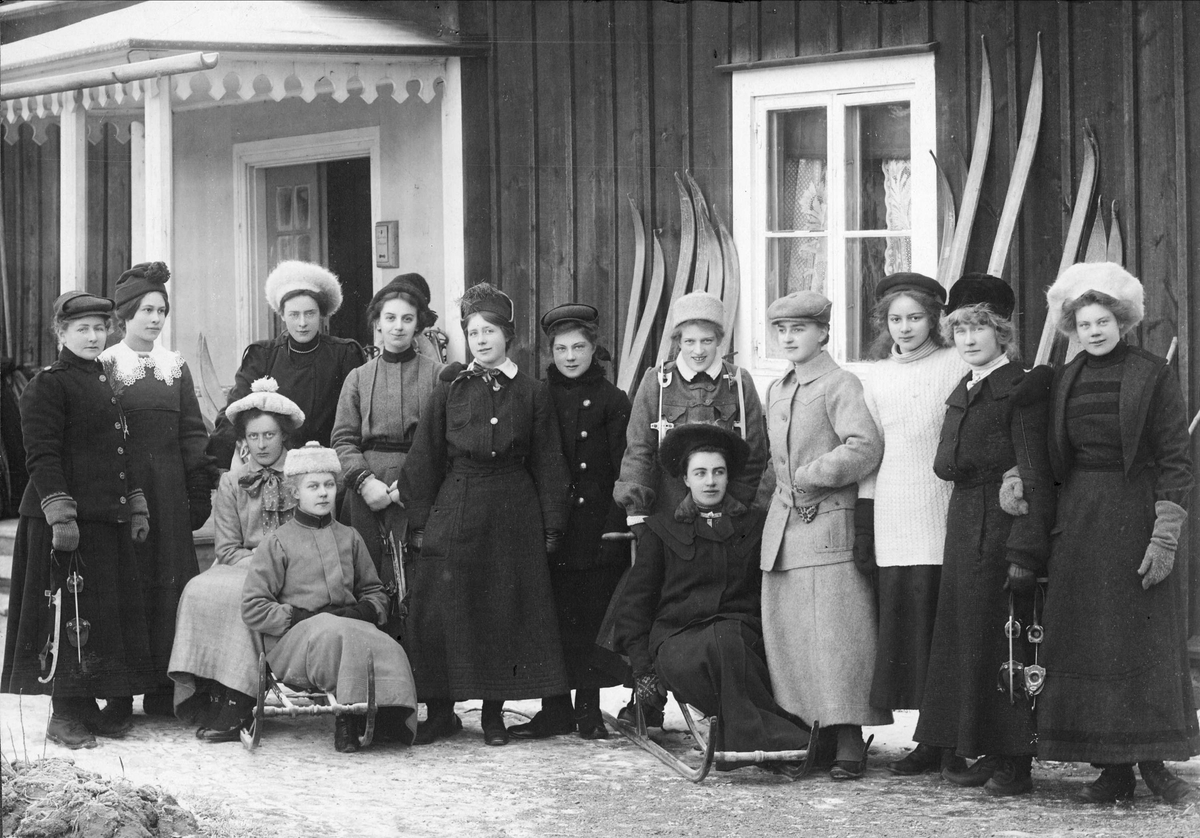 Grupporträtt - unga kvinnor klädda för vintersport. Gertrud Nilsson 3:a från vänster