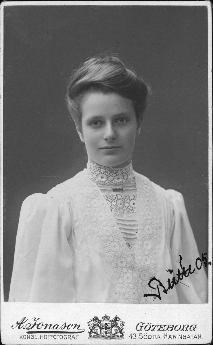 Kabinettsfotografi - Britta, sannolikt år 1905