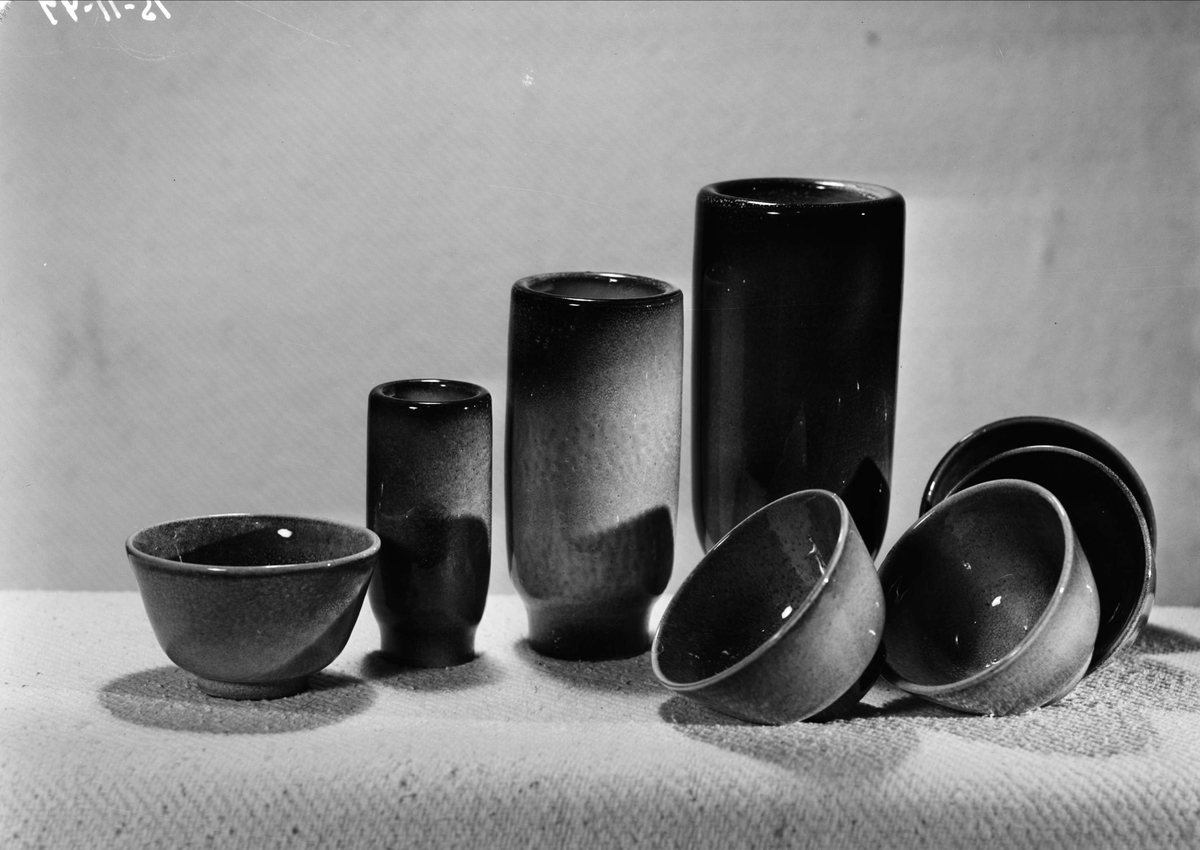 Keramikvaser och skålar från Upsala-Ekeby AB, Uppsala 1949