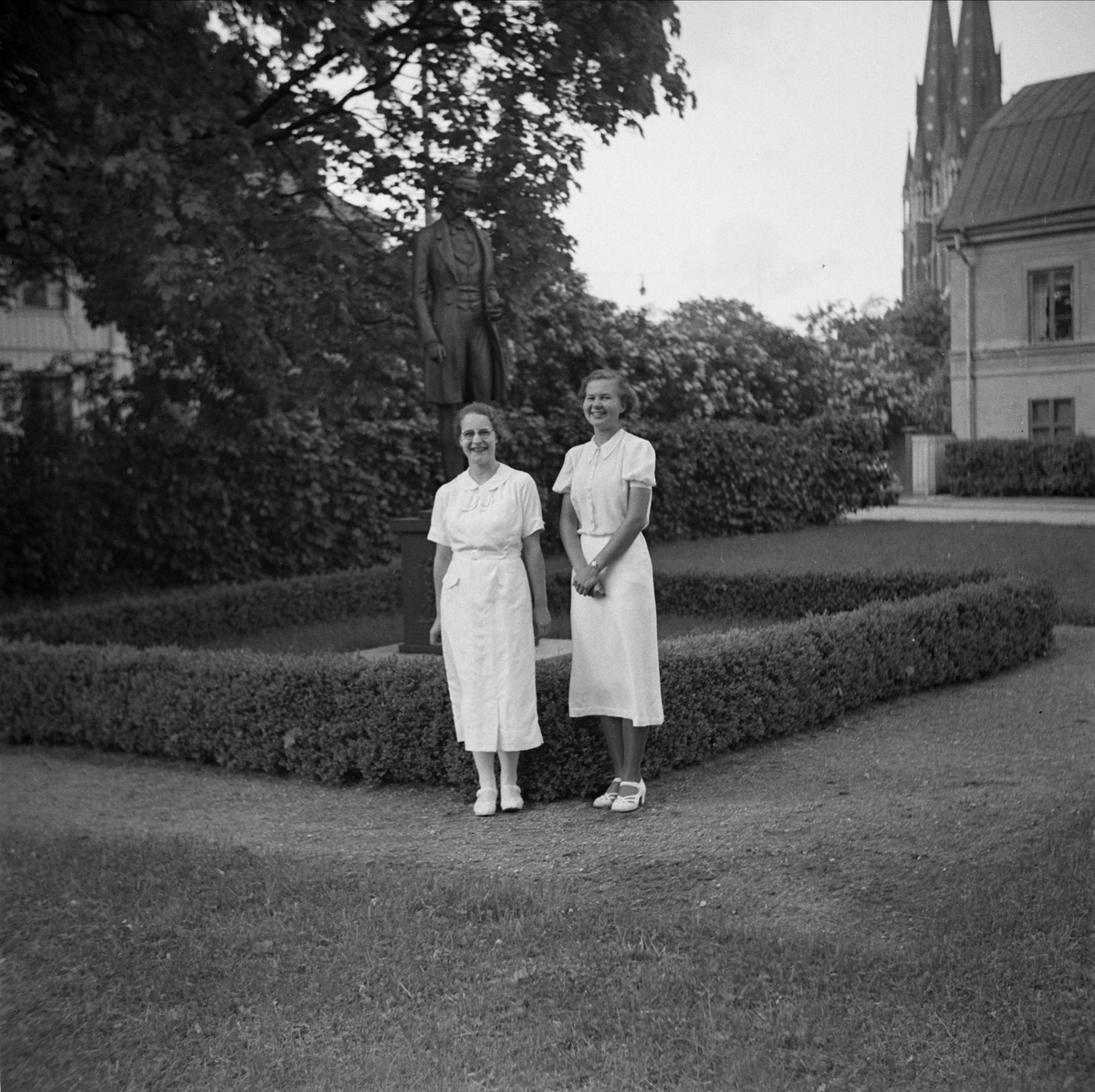 Birgitta Sundgren tillsammans med en väninna, Uppsala 1937