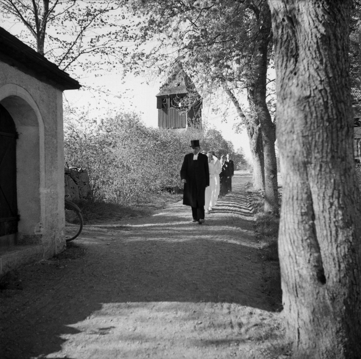 Konfirmander med präst, Knivsta kyrka, Knivsta socken, Uppland i maj 1941