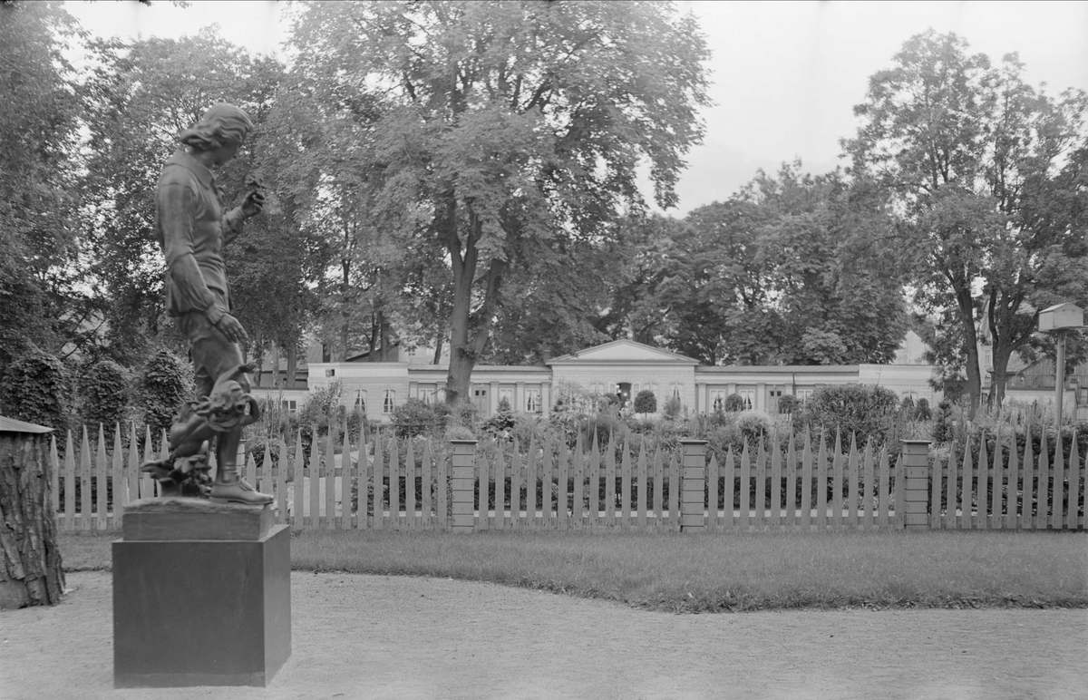 Staty av Carl von Linné framför Linnéträdgården i kvarteret Örtedalen, Uppsala