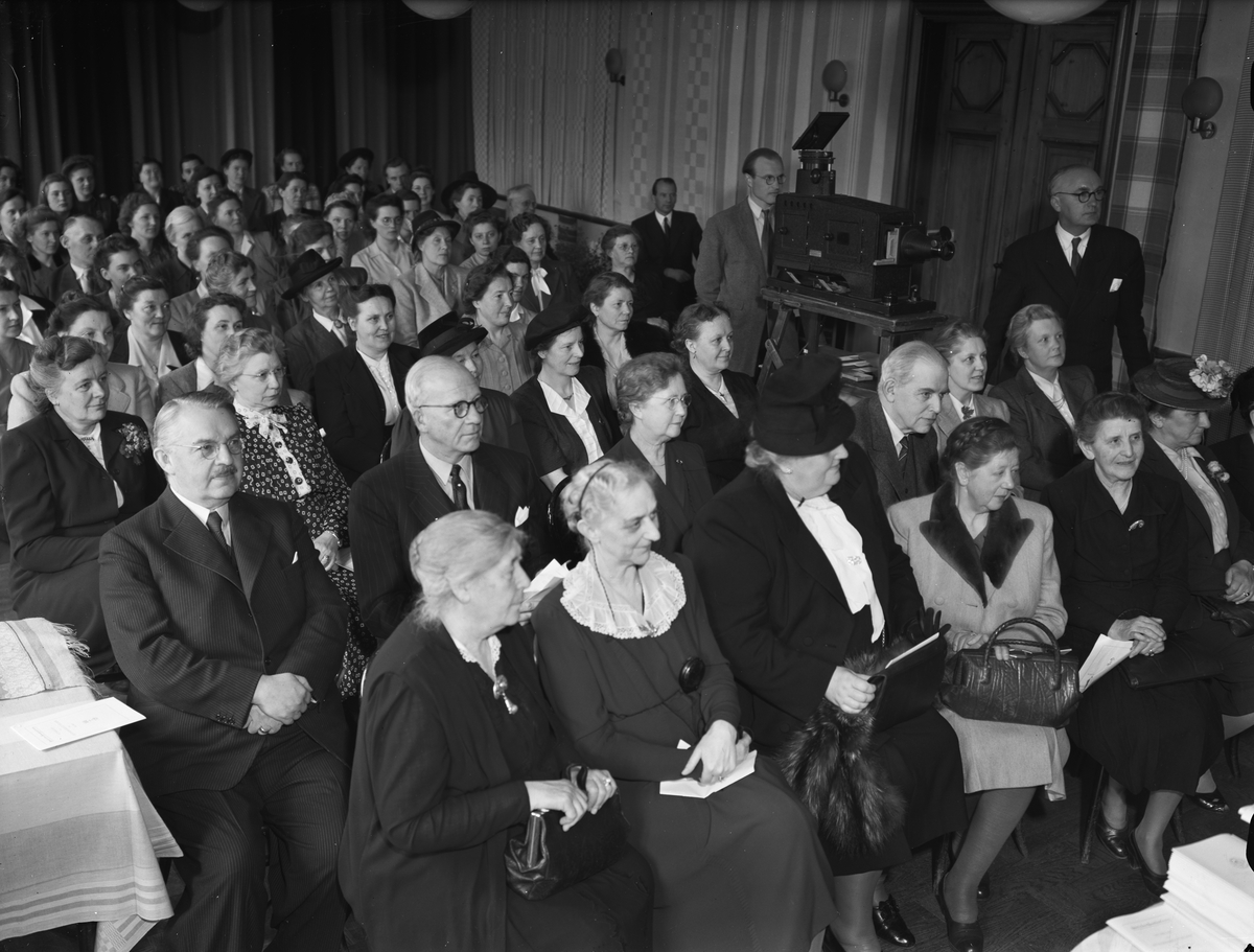 Intendent Nils Ålenius vid Upplandsmuseet föreläser, Uppsala 1940-tal ...