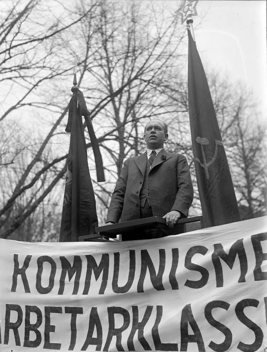 "Kommunistevangelium i skilda tonarter" - "kamrat Edoff Andersson grälar på socialdemokraterna" i Engelska parken