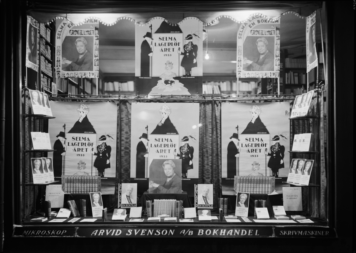 Svensons bokhandel, Sysslomansgatan, Uppsala juni 1933 - skyltfönster