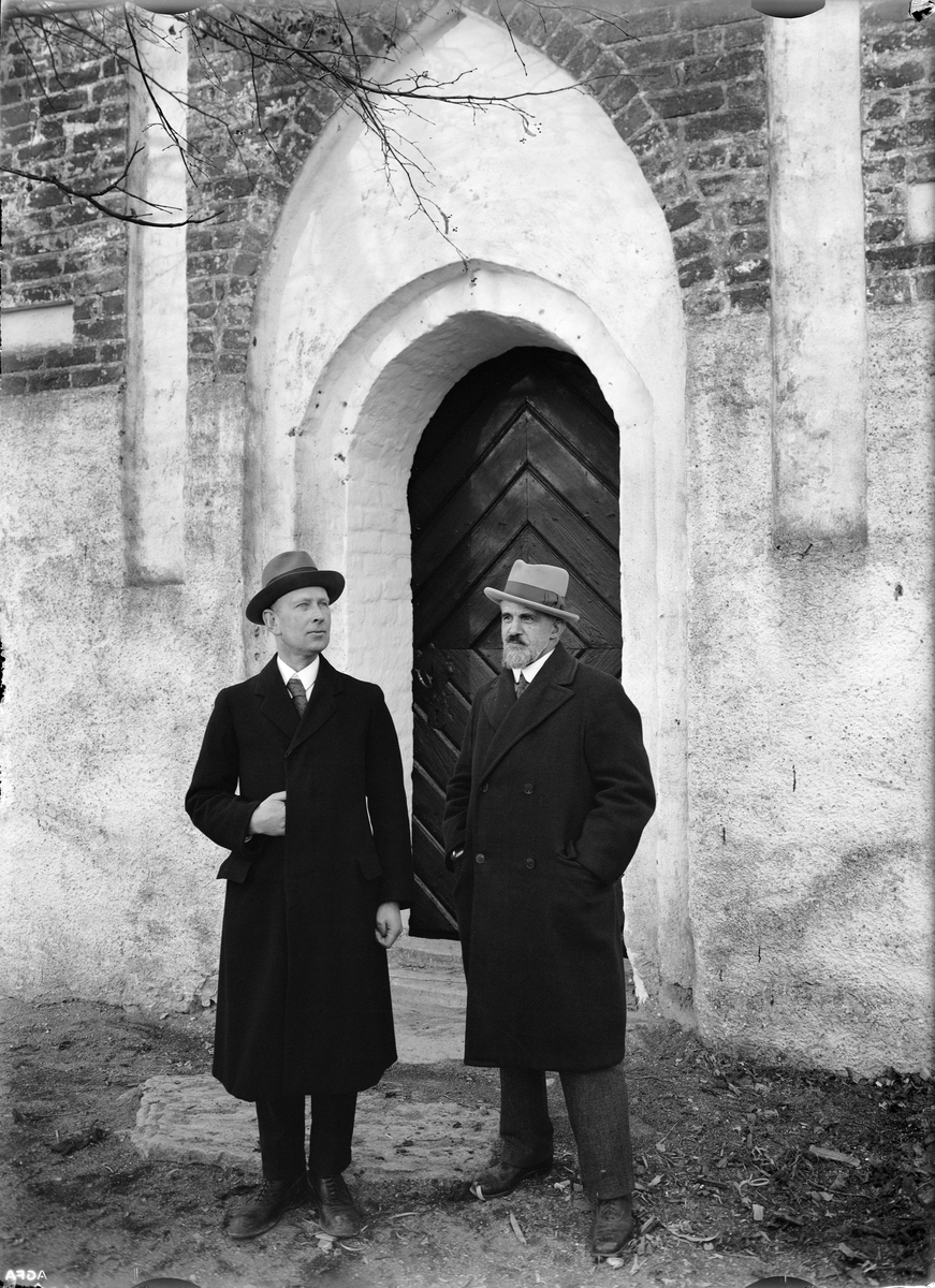 Två män utanför Vidbo kyrka, Vidbo socken, Uppland november 1933