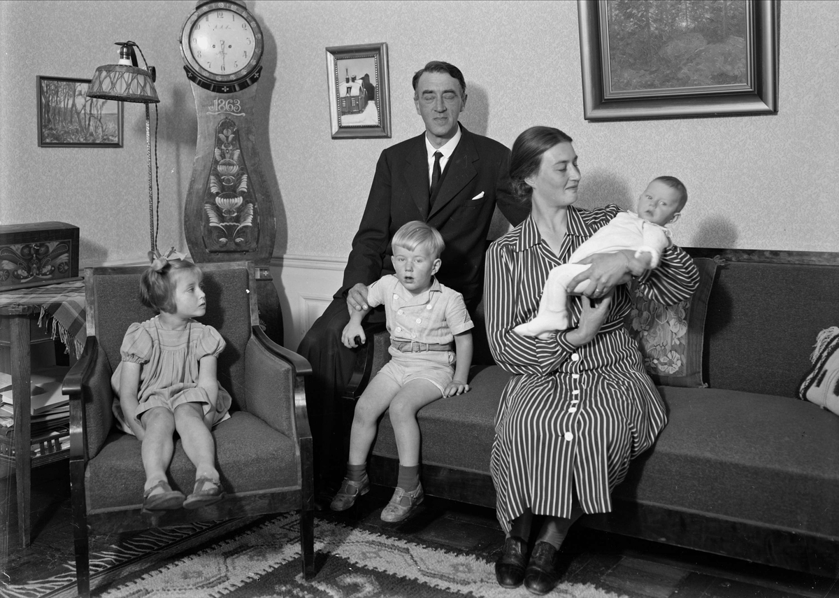 Wiks folkhögskolas rektor Sven Kjersén med familj, Vik, Balingsta socken, Uppland, 1942