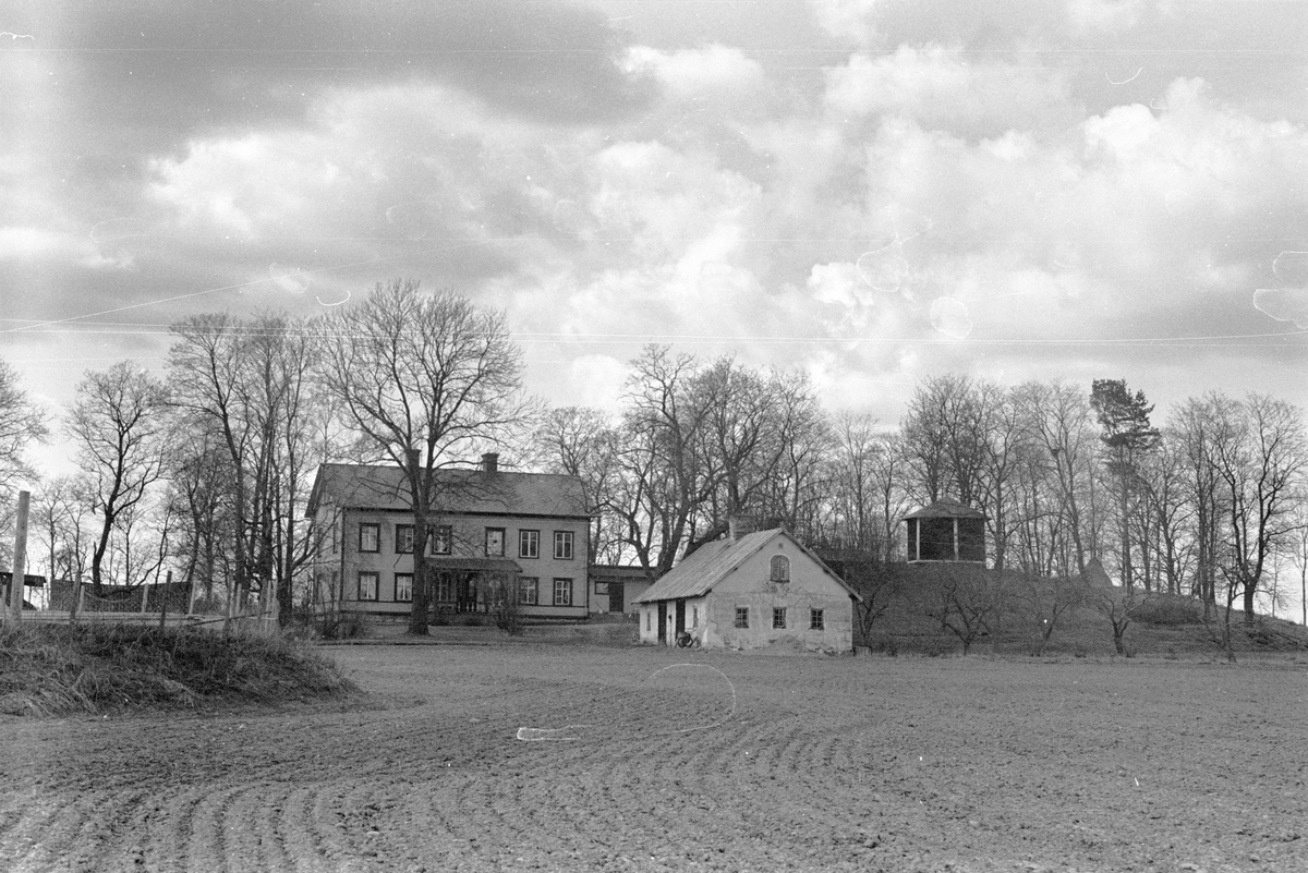Mangårdsbyggnad och snickarbod, Uggelsta 1:1, Uggelsta, Lena socken, Uppland 1977