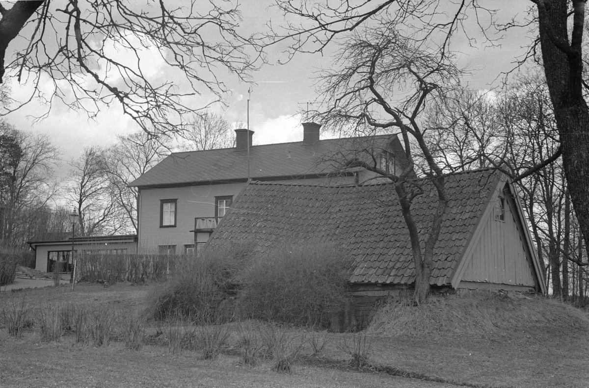 Mangårdsbyggnad och jordkällare, Uggelsta 1:1, Uggelsta, Lena socken, Uppland 1977