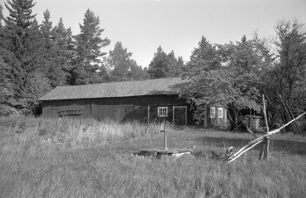 Ladugård och loge, Lövstahagen, Marielund, Funbo socken, Uppland 1982