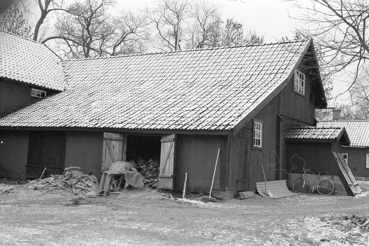 Uthuslänga med tillbyggd vedbod, Hagby prästgård (S:1), Hagby, Hagby socken, Uppland 1985