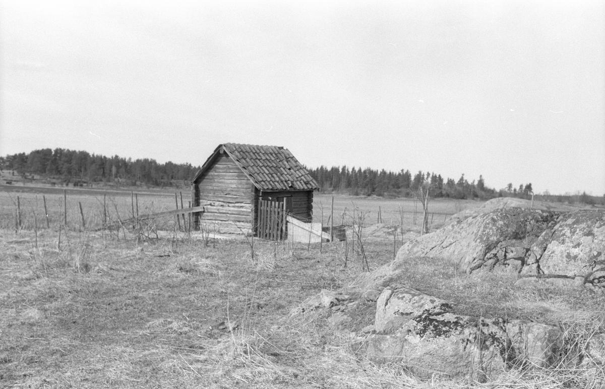 Rustbod, Västergården, Solvalla 1:13, Solvalla, Faringe socken, Uppland 1988