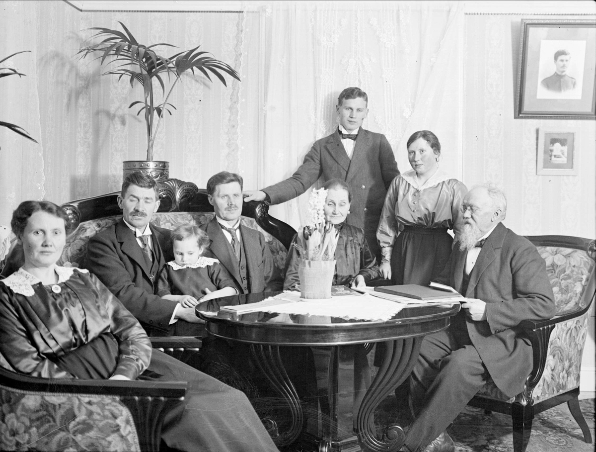 Grupporträtt - kvinnor, barn och män i hemmiljö, Tierpstrakten, Uppland omkring 1915 - 1920