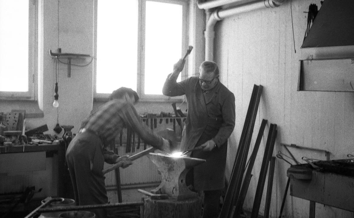 Smidesmästare Henry Ehrnvall och medarbetare i sin nya verkstad i Hantverkshuset, Uppsala 1961