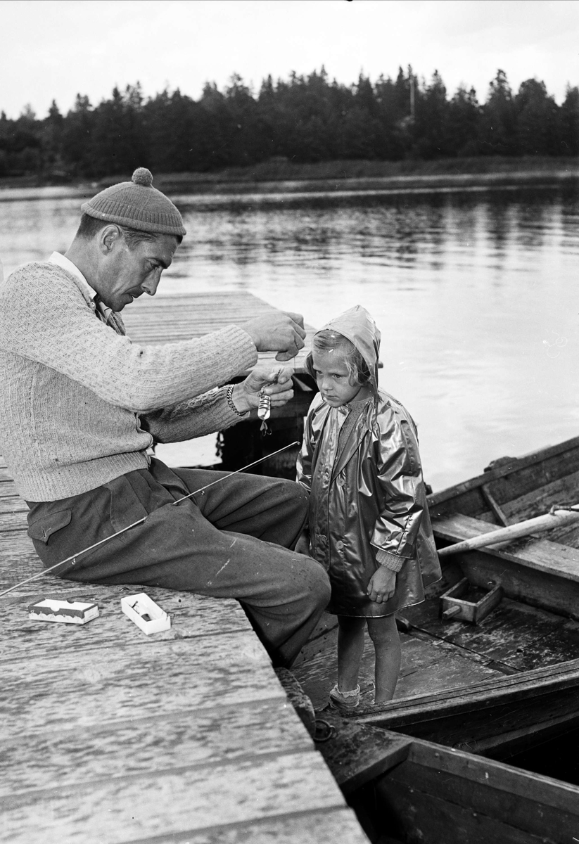 Man och barn sätter drag på kastspö, Vreta, Uppsala-Näs socken, Uppland 1952