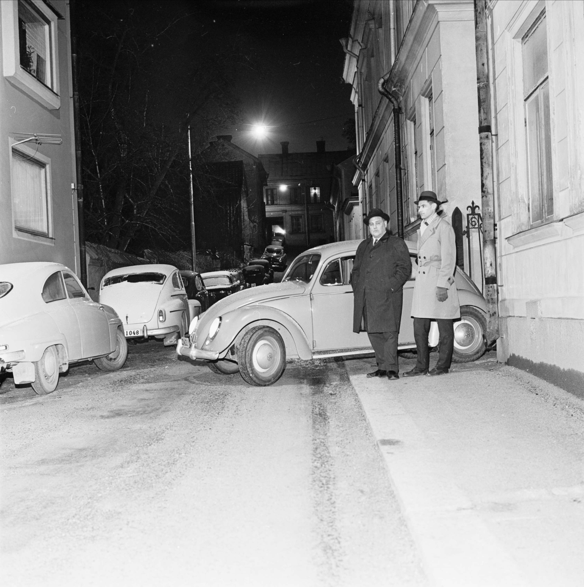 "Uppsalas parkeringsproblem växer. Sjuttiofem p-syndare på en dag", överkonstapel Yngve Svensson och polisman Bengt Ekström på Svartmangatan, Uppsala 1964