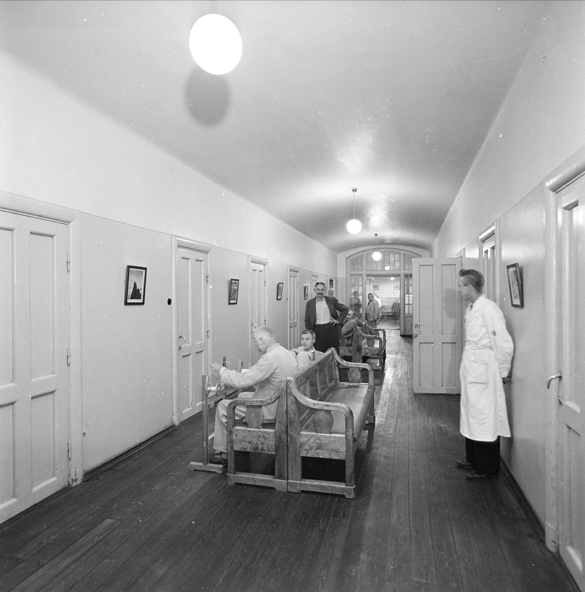 Korridor med patienter och vårdare på Ulleråkers sjukhus