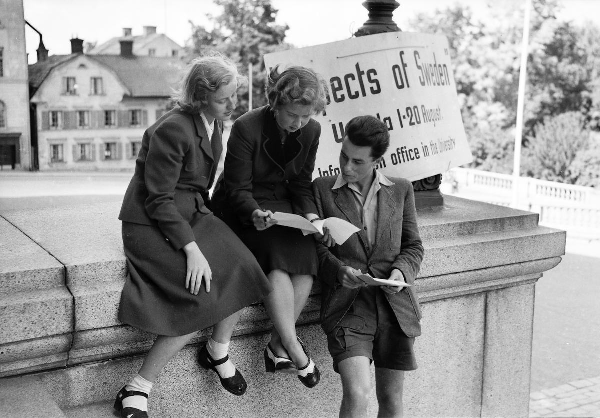 Aspects of Sweden - tre ungdomar utanför Uppsala universitet, Uppsala, juli 1950