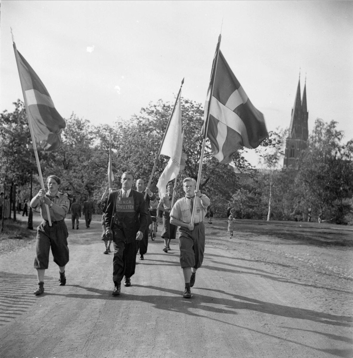 Kungastafetten i Slottsbacken på väg mot Stockholm under ledning av friidrottaren  Bertil Albertsson