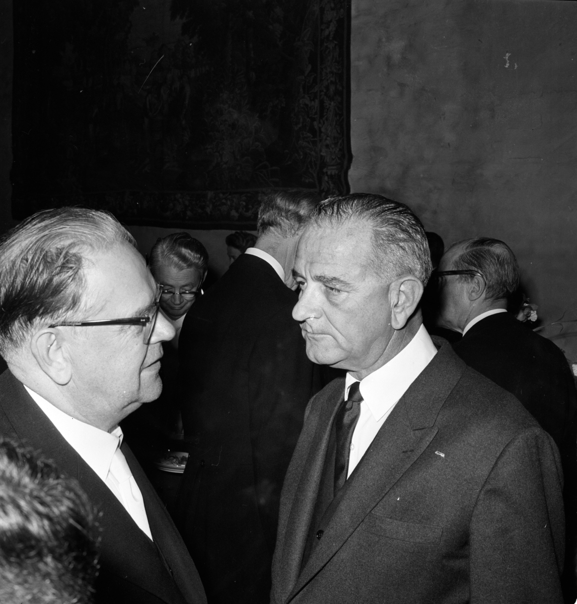 Statsminister Tage Erlander och vice president Lyndon B Johnson på Dag Hammarskjölds jordfästning. Mottagningen på Uppsala slott, Uppsala 29 september 1961