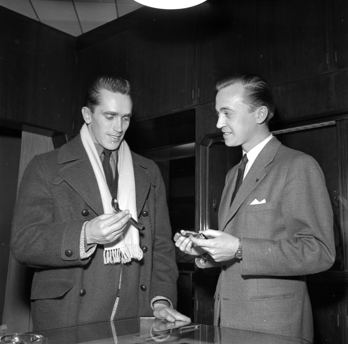 Disponent Jarl Wrange tillsammans med Sigge Ericsson - Markströms Guldsmeds AB, Uppsala 1956