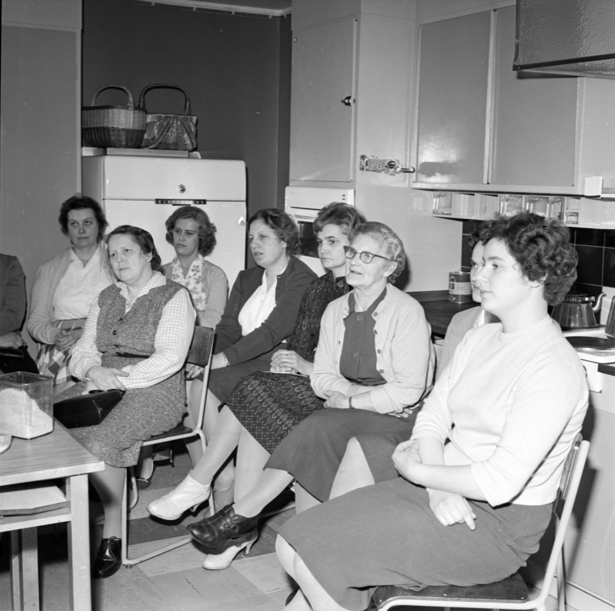 "Blivande hemsamariter lär hemvård i teori och praktik" -  Landstingets yrkesskola, Uppsala februari 1961
