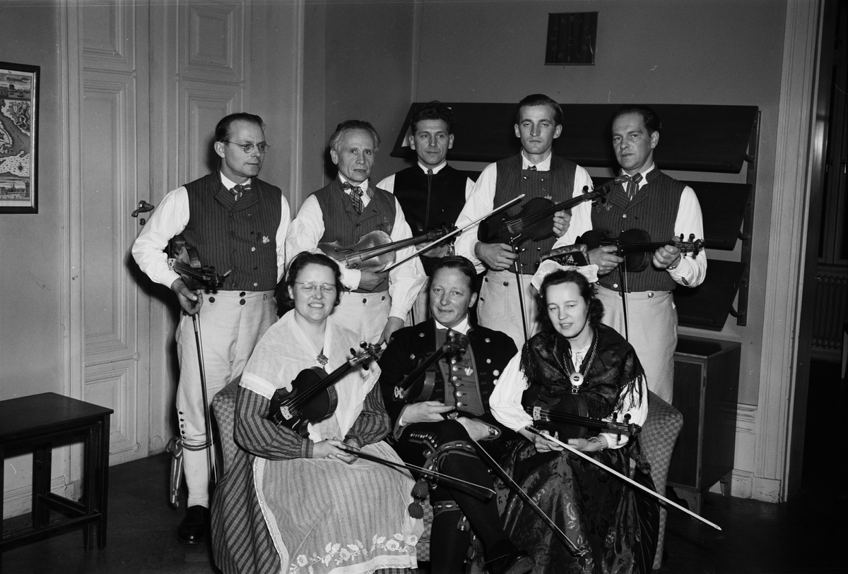 Prestogrupp av spelmän, sannolikt Uppsala 1953