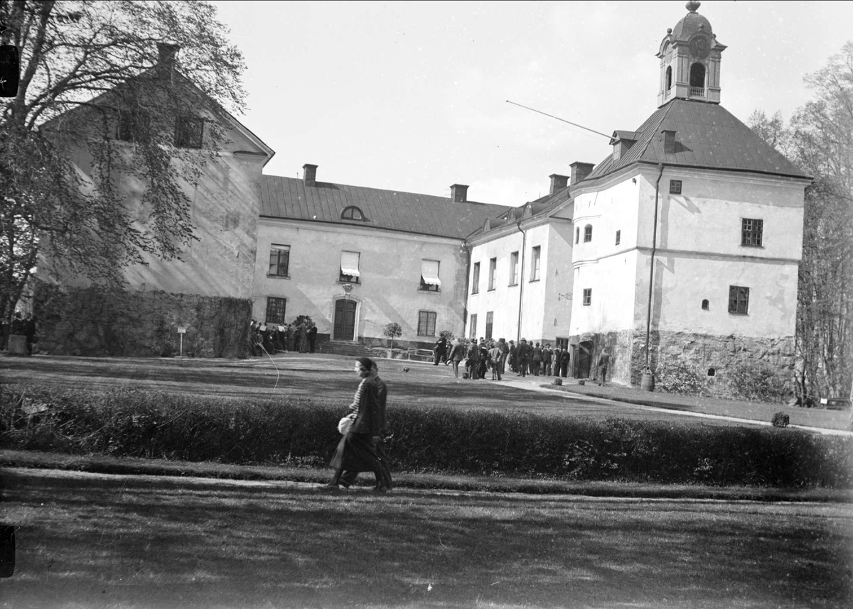 Sannolikt Upplands fornminnesförening på utflykt till Rydboholms slott, Östra Ryds socken, Uppland, sannolikt 1935