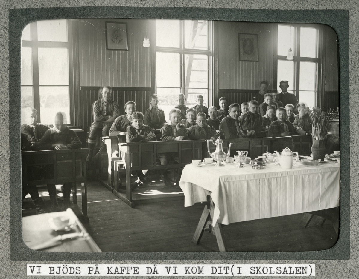 "Vi bjöds på kaffe då vi kom dit (i skolsalen)", Rasbo, Uppland 1923